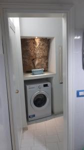 a laundry room with a washing machine in a room at Al Geranio B&B in Furore