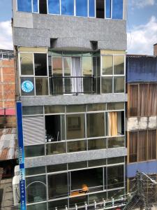 un edificio de apartamentos con ventanas y balcón en HOTEL LONDRES PLAZA, en Pitalito