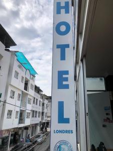 a sign for a hotel in front of a building at HOTEL LONDRES PLAZA in Pitalito