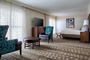 une chambre d'hôtel avec un lit et une chaise dans l'établissement Gaylord Texan Resort and Convention Center, à Grapevine