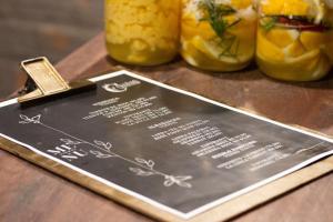 um menu em cima de uma mesa com alguma comida em Casa Ócio By Canela do Mato em Palomas