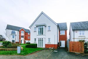 a white house in a row of houses at Pass the Keys Cosy flat in Chelmsford in Chelmsford