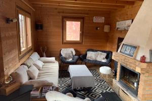 uma sala de estar com um sofá e uma lareira em Savoyard nest with Mont Blanc view em Flumet