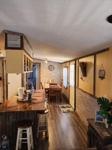 cocina y comedor con mesa y sillas en The Holler Inn at Dale Hollow, en Frogue