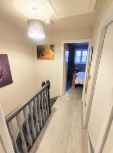 Idle的住宿－High Rigg House Bradford - Luxury Accomodation with Private Parking，走廊和房间房子的楼梯