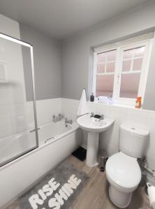 Idle的住宿－High Rigg House Bradford - Luxury Accomodation with Private Parking，浴室配有卫生间、盥洗盆和浴缸。