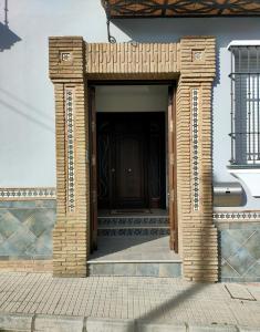 una entrada de ladrillo a un edificio con puerta en Casa Pablo Picasso 9, en Jimena de la Frontera