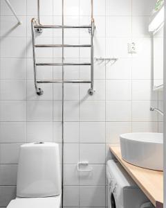 ein weißes Bad mit einem WC und einem Waschbecken in der Unterkunft Nordstay - Lovely Central Studio with self check-in in Helsinki