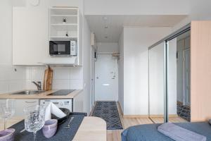 ein kleines Apartment mit einer Küche und einem Schlafzimmer in der Unterkunft Nordstay - Lovely Central Studio with self check-in in Helsinki