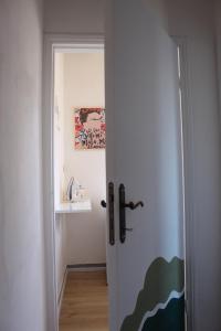 una porta che si apre su una camera di Villa Anna a San Venanzo Altre 23 foto