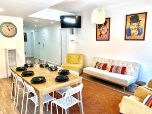 Almada big flat next To Lisbon and Caparica beach في ألمادا: غرفة معيشة مع طاولة وأريكة
