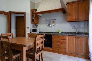 eine Küche mit einem Holztisch und einem Esszimmer in der Unterkunft Venice Green Lagoon - 20 min da Venezia in Mestre