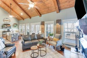 sala de estar con muebles de cuero y mesa en Scottsville Cottage Fire Pit and All-Year Lake View, en Lucas