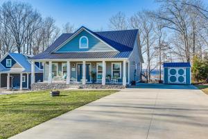 una casa azul con techo azul en Scottsville Cottage Fire Pit and All-Year Lake View, en Lucas
