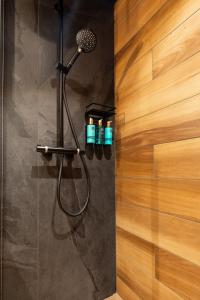 a shower with a shower head in a bathroom at Penthouse Sammon in Levi