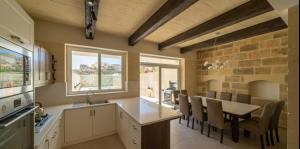Η κουζίνα ή μικρή κουζίνα στο Ta Spiru House of Character with heated indoor pool