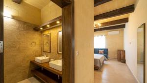 Ένα μπάνιο στο Ta Spiru House of Character with heated indoor pool