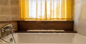 Φωτογραφία από το άλμπουμ του Ta Spiru House of Character with heated indoor pool σε Munxar
