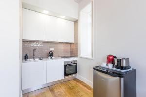 Kuchyň nebo kuchyňský kout v ubytování Frei Yellow Studio