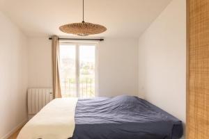 Schlafzimmer mit einem Bett und einem Fenster in der Unterkunft Mansion with private pool in Rezé