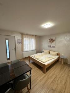 een slaapkamer met een groot bed en een tafel bij Apartment - Pension Marianna in Rust
