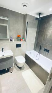 Ein Badezimmer in der Unterkunft Shadwell - walking distance to Tower Bridge, two stations in close proximity