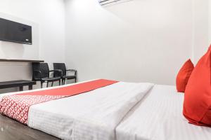 En eller flere senge i et værelse på Hotel O Diamond Star