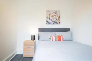 Bright 4BR Home, Perfect for Groups tesisinde bir odada yatak veya yataklar