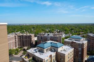 una vista aérea de una ciudad con edificios altos en Ballston Getaway King Suite, en Arlington