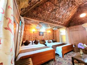 The Heritage Safina Group Of Houseboats في سريناغار: غرفة نوم بسريرين في غرفة بجدران خشبية