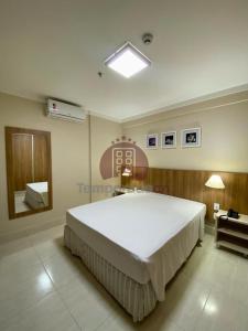 a large bedroom with a large bed in a room at Piazza diRoma com acesso ao Acqua Park - Gualberto in Caldas Novas