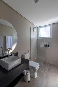 奧蘭布拉的住宿－Onze Tuin vilinha típica，一间带水槽、卫生间和镜子的浴室