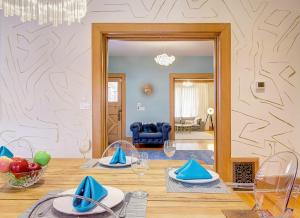 ein Esszimmer mit einem Tisch und Stühlen sowie ein Zimmer in der Unterkunft Stunning Historic Home - DT Location! - Sleeps 8 in Denver