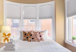 Schlafzimmer mit einem weißen Bett und einem Fenster in der Unterkunft Stunning Historic Home - DT Location! - Sleeps 8 in Denver