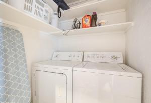 eine Waschküche mit Waschmaschine und Trockner in der Unterkunft Stunning Historic Home - DT Location! - Sleeps 8 in Denver