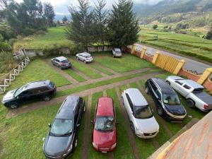 un grupo de autos estacionados en un estacionamiento en Dream Garden Mountain Hotel, en San Juan