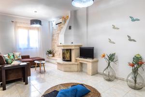 TV a/nebo společenská místnost v ubytování Luxurious Villa with Private Pool