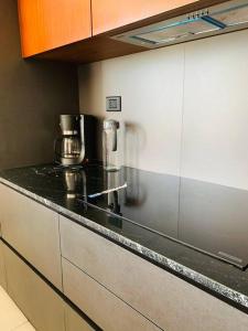 a kitchen with a counter with a coffee maker on it at Departamento con vista de lujo in Santa Cruz de la Sierra