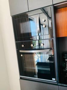 a microwave oven with a glass door in a kitchen at Departamento con vista de lujo in Santa Cruz de la Sierra