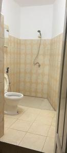 een badkamer met een toilet en een douche bij Villa L6 in Dakar