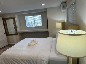 sypialnia z białym łóżkiem i umywalką w obiekcie Walking Distance to Little Italy w mieście San Diego