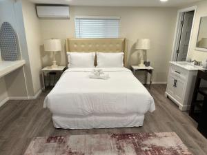 sypialnia z białym łóżkiem z pluszowym misiem w obiekcie Walking Distance to Little Italy w mieście San Diego
