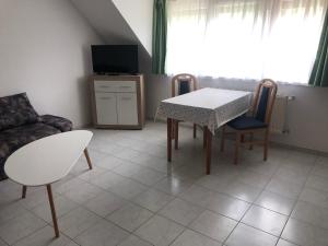 - un salon avec une table et un canapé dans l'établissement Szabó Ház, à Hévíz
