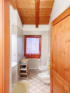 La salle de bains est pourvue de 2 toilettes et d'un lavabo. dans l'établissement Residence Salvadori, à Rovereto