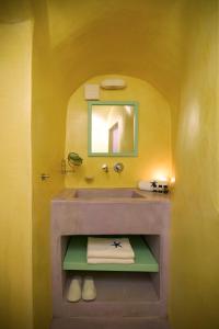 Kúpeľňa v ubytovaní EDGE ON VOLCANO SUITES