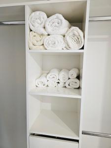 armadio con asciugamani bianchi di Hillcrest Home a Hamilton