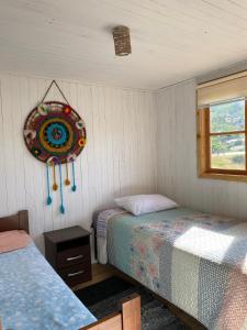 um quarto com 2 camas e um espelho na parede em Cabañas Rumi Loft em Valdivia