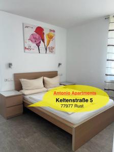 Un dormitorio con una cama con un letrero amarillo. en Apartment - Pension Marianna, en Rust