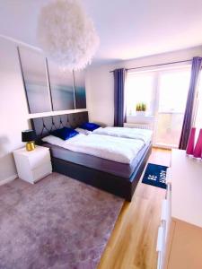 ein Schlafzimmer mit einem großen Bett und einem großen Fenster in der Unterkunft Neuwertige Wohnung in Top Lage incl. Parkplatz in Magdeburg