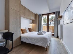 1 dormitorio con cama y ventana grande en Appartement Montvalezan-La Rosière, 4 pièces, 8 personnes - FR-1-690-20, en Montvalezan